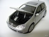 BBURAGO 1:18 Volkswagen Golf V