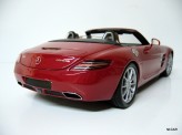 MINICHAMPS 1:18 Mercedes-Benz SLS AMG Roadster 2011