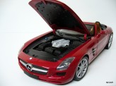 MINICHAMPS 1:18 Mercedes-Benz SLS AMG Roadster 2011