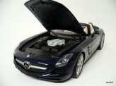 MINICHAMPS 1:18 Mercedes-Benz SLS AMG Roadster 2011