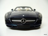 MINICHAMPS 1:18 Mercedes-Benz SLS AMG Roadster 2011