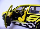 MAISTO 1:24 Volkswagen Golf R32