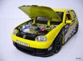 MAISTO 1:24 Volkswagen Golf R32