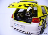 MAISTO 1:24 Volkswagen Golf R32