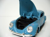 MAISTO 1:24 Volkswagen Beetle